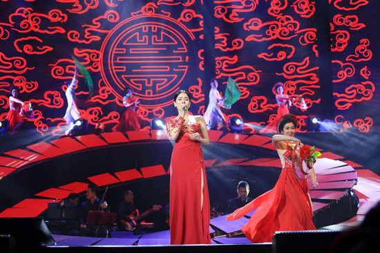 Lệ Quyên mặc áo dài nền nã trên sân khấu nhạc Trịnh