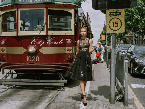 Minh Tú diện váy xuyên thấu trên đường phố Australia