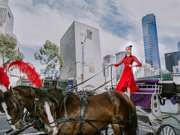Minh Tú diện váy xuyên thấu trên đường phố Australia