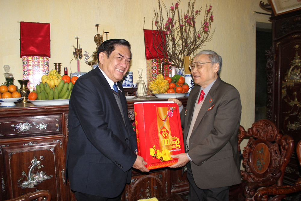 Thẩm phán TANDTC Tống Anh Hào chúc Tết gia đình các đồng chí nguyên lãnh đạo TANDTC