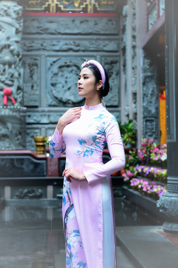 Hoa hậu Ngọc Hân diện áo dài tự thiết kế khoe sắc đón xuân