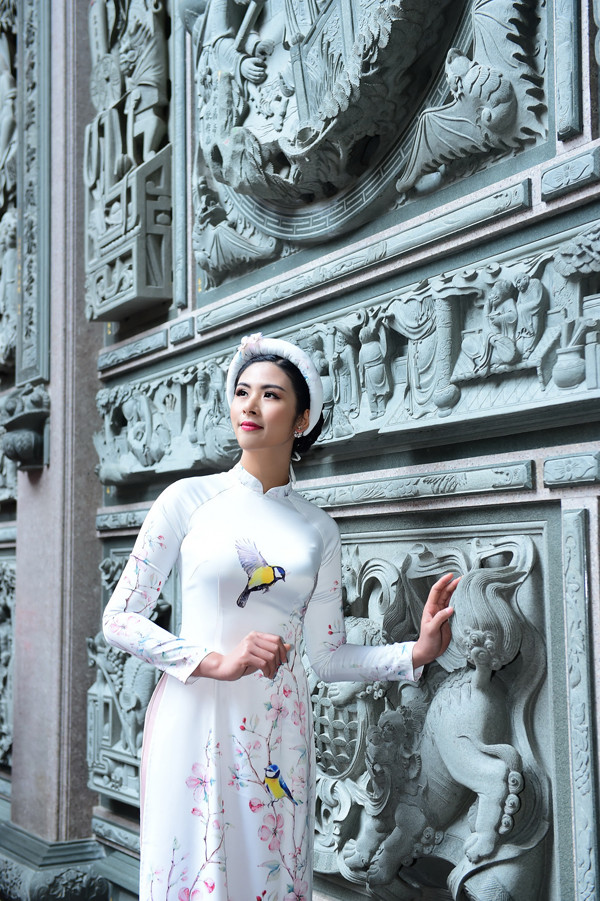 Hoa hậu Ngọc Hân diện áo dài tự thiết kế khoe sắc đón xuân