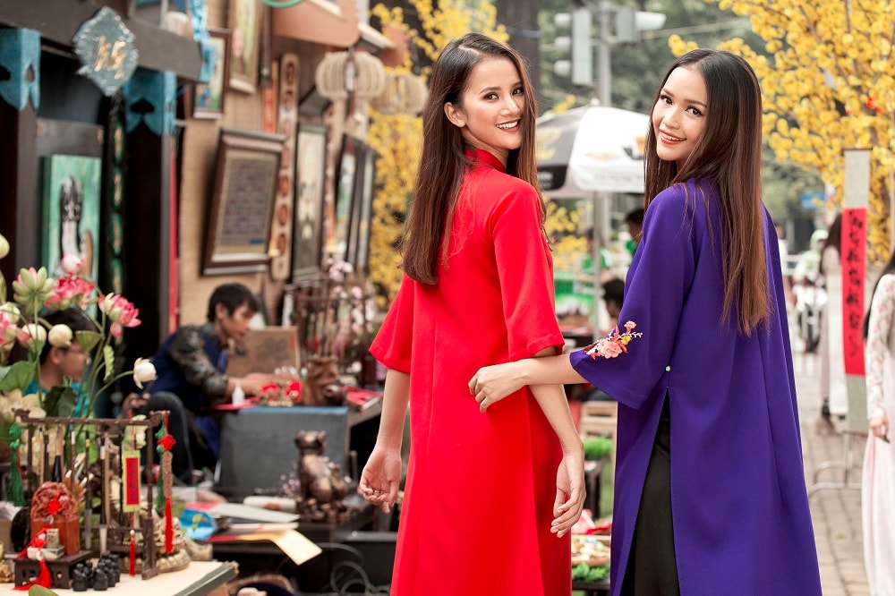 Bộ đôi quán quân Vietnam’s Next Top Model hóa cô Ba Sài Gòn dạo phố