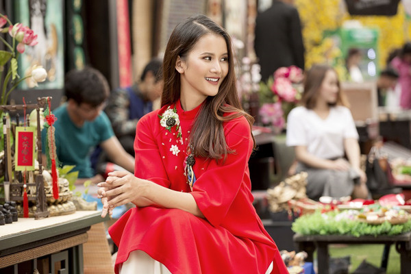 Bộ đôi quán quân Vietnam’s Next Top Model hóa cô Ba Sài Gòn dạo phố