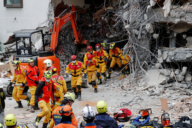 Đài Loan xuyên đêm tìm nạn nhân sau vụ động đất