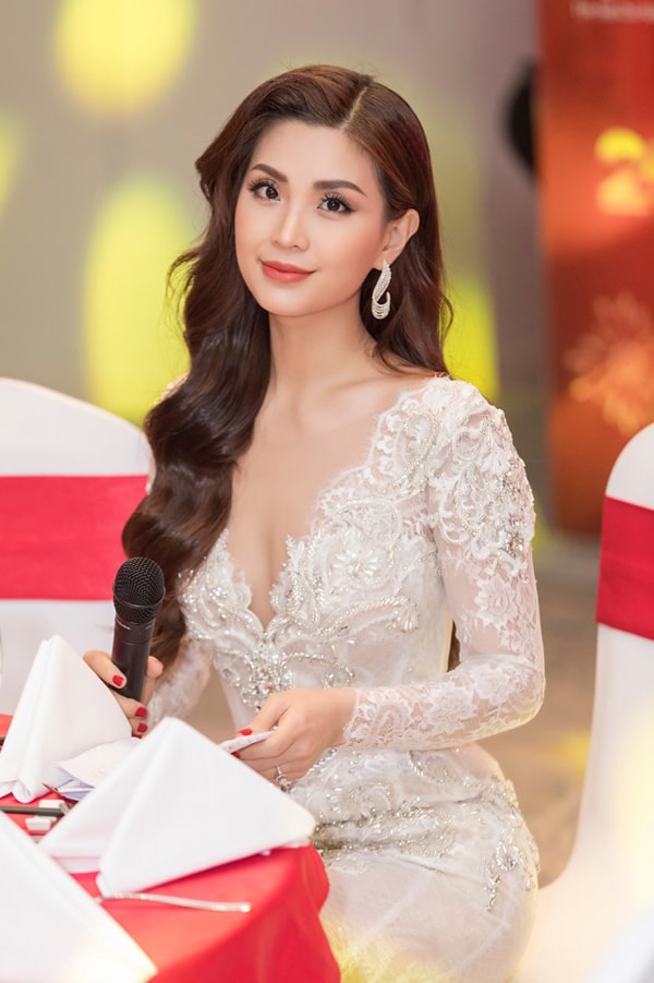 Á hậu Diễm Trang đắt show MC dịp cuối năm ngay khi trở lại showbiz