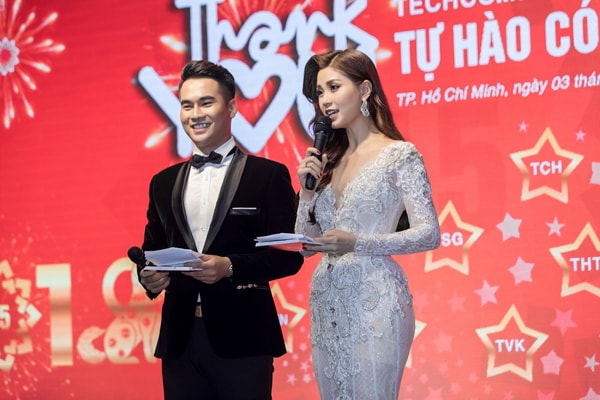 Á hậu Diễm Trang đắt show MC dịp cuối năm ngay khi trở lại showbiz