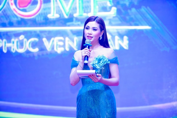 Á hậu Diễm Trang đắt show MC dịp cuối năm ngay khi trở lại showbiz