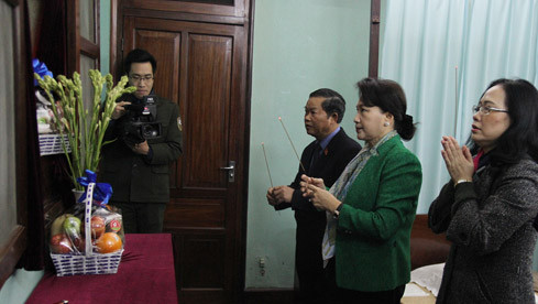 Chủ tịch Quốc hội Nguyễn Thị Kim Ngân dâng hương tưởng nhớ Bác Hồ