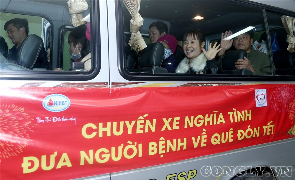 Niềm vui trên những chuyến xe nghĩa tình chở bệnh nhân về Tết