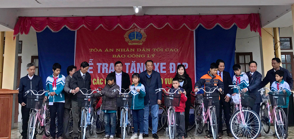 Tặng xe đạp cho các em học sinh xã Liên Bảo (Nam Định)
