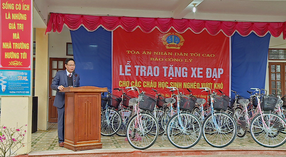 Tặng xe đạp cho các em học sinh xã Liên Bảo (Nam Định)