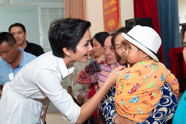 Hoa hậu Hoàn vũ Việt Nam mang xuân yêu thương, tết an lành tới người nghèo