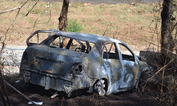 Tẩm xăng đốt xe taxi, tài xế cùng cháu bé 5 tuổi chết cháy