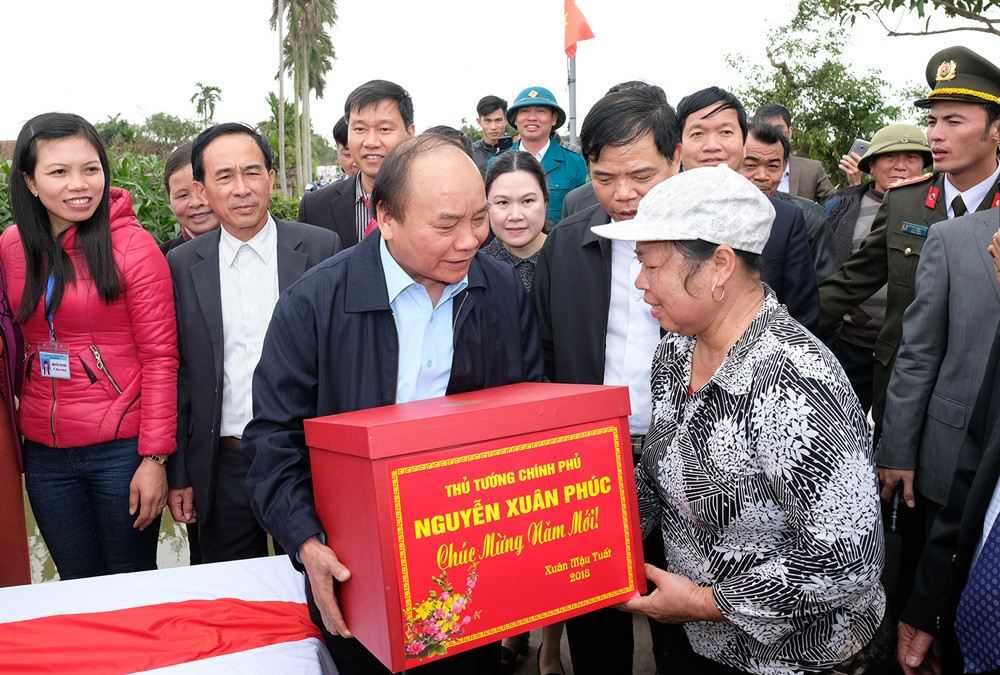 Thủ tướng thăm, động viên bà con xuống đồng đầu Xuân tại Nam Định