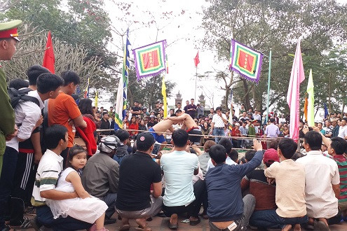 Tưng bừng khai hội vật truyền thống làng Thủ Lễ mừng Xuân Mậu Tuất