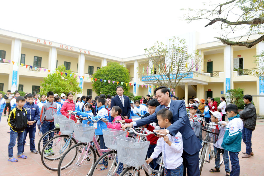 TANDTC trao tặng xe đạp cho học sinh nghèo vượt khó học giỏi tại Thái Bình và Nghệ An