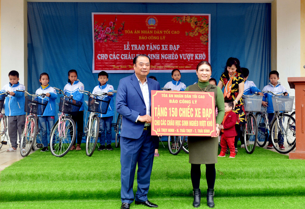 TANDTC trao tặng xe đạp cho học sinh nghèo vượt khó học giỏi tại Thái Bình và Nghệ An