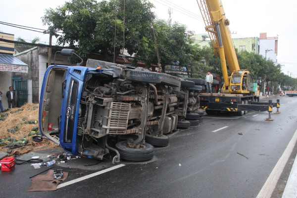 Xe tải lật nhào, hàng tấn dưa hấu đổ ra đường
