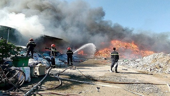 Tiền Giang: Lửa cháy cuồn cuộn kho vải phế liệu