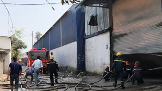 Cháy lớn tại xưởng gỗ khiến người dân hốt hoảng