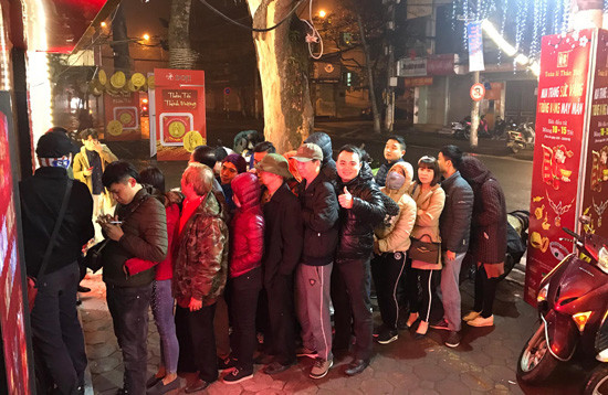 Ngày vía Thần Tài: Đội mưa rét xếp hàng từ 5h sáng để đợi mua vàng