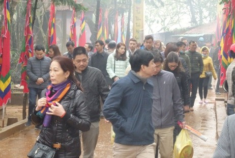 Thanh Hóa: Hàng nghìn người đội mưa lên huyệt đạo ngàn Nưa cầu may