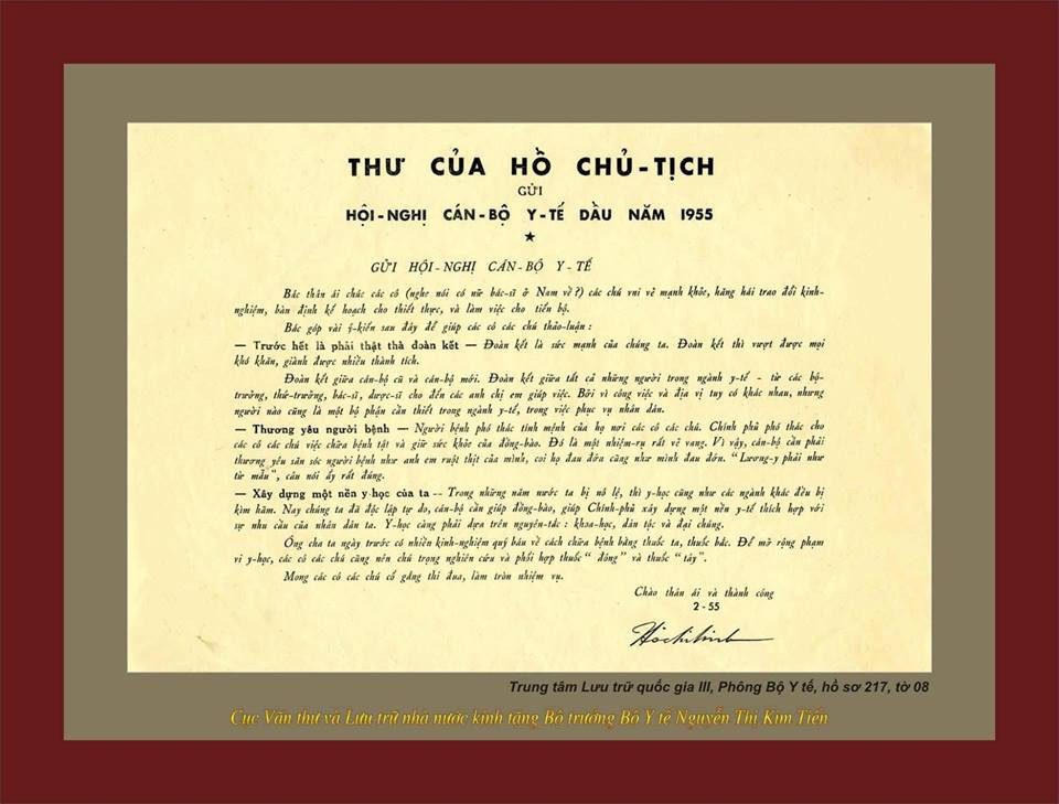 Trao bản sao thư Bác Hồ gửi tặng cán bộ y tế năm 1955