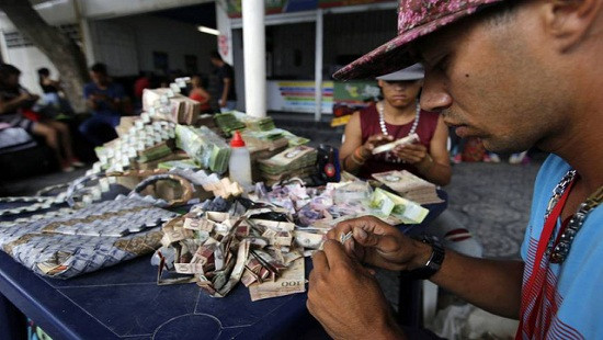 Dân Venezuela mang “tiền” gấp thành túi, thắt lưng để kiếm kế sinh nhai