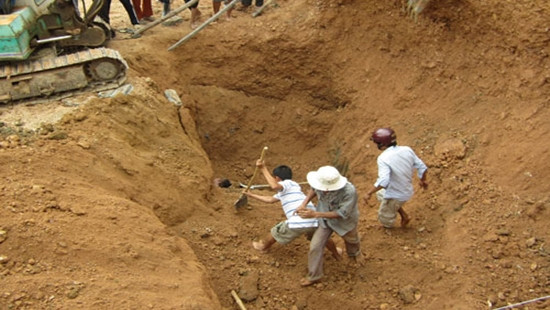 Sập đất khi đào móng làm nhà, 1 người tử vong