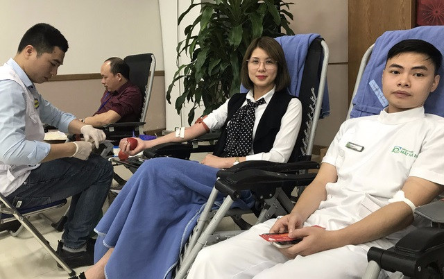 Y, bác sĩ tham gia hiến máu tình nguyện ngày thầy thuốc Việt Nam