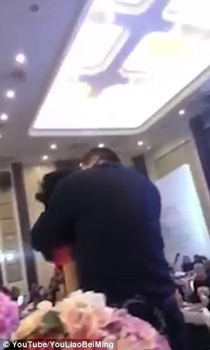 Hình ảnh người bố chồng ôm và hôn con dâu trước mặt quan khách (Ảnh: Youliaobeiming)