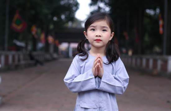 Bộ ảnh bé gái áo the lên chùa khiến ai xem cũng thấy lòng bình yên, ấm áp
