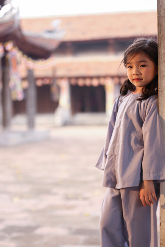 Bộ ảnh bé gái áo the lên chùa khiến ai xem cũng thấy lòng bình yên, ấm áp