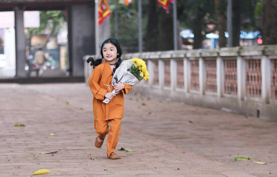 Bộ ảnh “Lễ chùa đầu năm” trong veo của bé  gái 5 tuổi đốn tim dân mạng