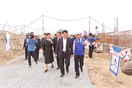 Chủ tịch UBND TP Hà Nội Nguyễn Đức Chung thăm Nhà máy Nước mặt sông Đuống