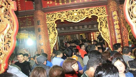 Người dân chen chân vào xin ấn đền Trần