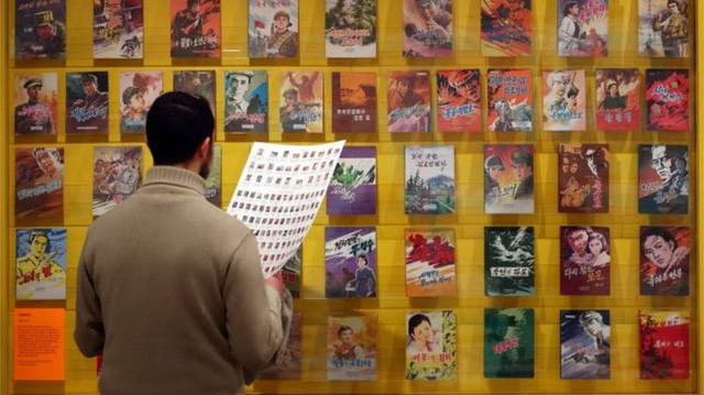 Tuyển tập những cuốn truyện tranh của Triều Tiên được trưng bày tại bảo tàng ở Anh. Cùng với các phương tiện truyền thông đại chúng khác như truyền hình, phát thanh hay báo chí, truyện tranh cũng nằm dưới sự quản lý chặt chẽ của chính quyền Triều Tiên. (Ảnh: Getty)