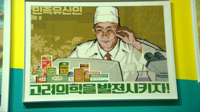 Tấm áp phích được vẽ bằng tay của Triều Tiên với dòng chữ: “Hãy phát triển nền y học truyền thống của chúng ta, tài sản quốc gia của chúng ta!”. (Ảnh: BBC)
