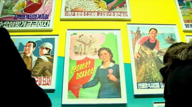 Những tấm áp phích là một phần trong cuộc triển lãm gồm hàng trăm vật dụng và sản phẩm của Triều Tiên do ông Nicholas Bonner, người từng nhiều lần tới Triều Tiên trong 25 năm qua, sưu tập được. (Ảnh: BBC)
