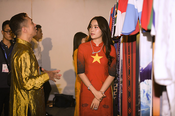 Đỗ Trịnh Hoài Nam tận tay chỉnh áo cho Hoa hậu Nam Em trước giờ G