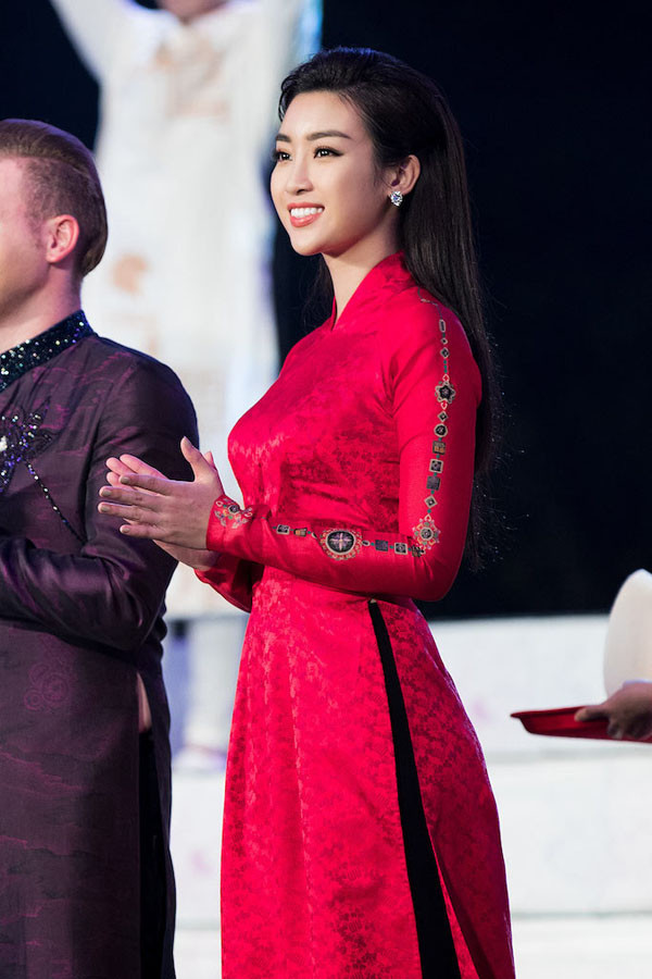 Hoa hậu Đỗ Mỹ Linh tự hào khi diện áo dài truyền thống