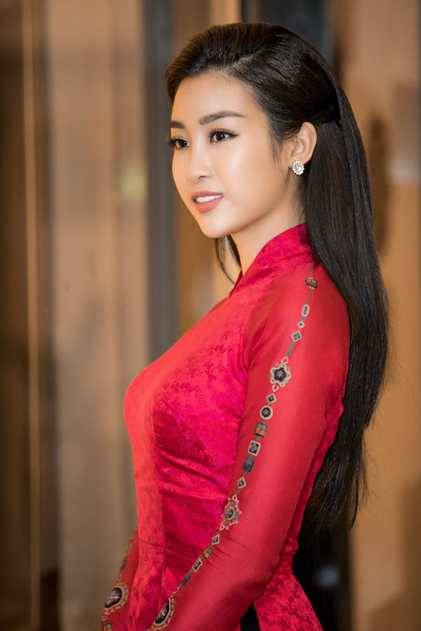 Hoa hậu Đỗ Mỹ Linh tự hào khi diện áo dài truyền thống
