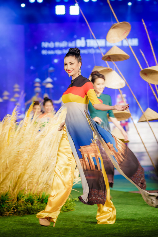NTK Đỗ Trịnh Hoài Nam ấn tượng với BST Khai mạc Lễ hội Áo dài TP HCM lần thứ 5