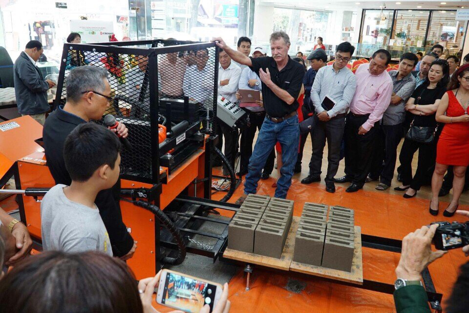 Stonemaker giới thiệu máy ép gạch không nung kỹ thuật số tại Việt Nam
