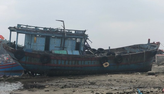 Thanh Hóa: Hàng trăm tàu, thuyền “nằm chết” bên bờ biển bạc