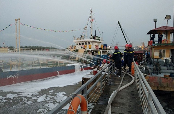 Thủ tướng chỉ đạo xử lý sự cố cháy tàu chở xăng dầu tại cảng Đình Vũ