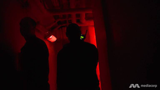 Trong mỗi đợt triển khai, các thủy thủ thường dành từ 4-6 tháng trên tàu USS Carl Vinson. Cuộc sống không có ánh sáng mặt trời bên dưới boong tàu có thể khiến họ mất nhận thức về thời gian. Những chiếc đèn màu trắng sẽ chuyển sang màu đỏ vào buổi tối để giúp các thủy thủ có thể ngủ và điều chỉnh nhịp sinh học. (Ảnh: Mediacorp)