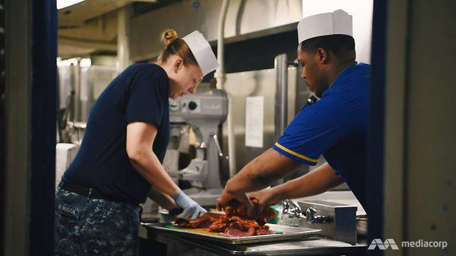 7 bếp ăn cung cấp 4 bữa ăn một ngày liên tục cho các thành viên thủy thủ đoàn trên tàu USS Carl Vinson. (Ảnh: Mediacorp)