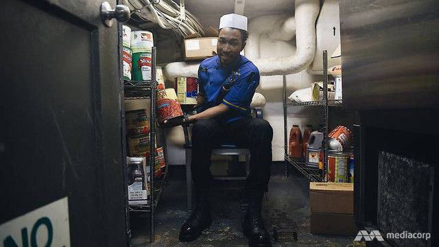 Đầu bếp Gorden Rasheed, 28 tuổi, đã có 5 năm làm việc trên tàu USS Carl Vinson. Điều Rasheed thấy thích nhất là tự nấu món ăn của riêng mình, thay vì nấu theo thực đơn có sẵn. (Ảnh: Mediacorp)